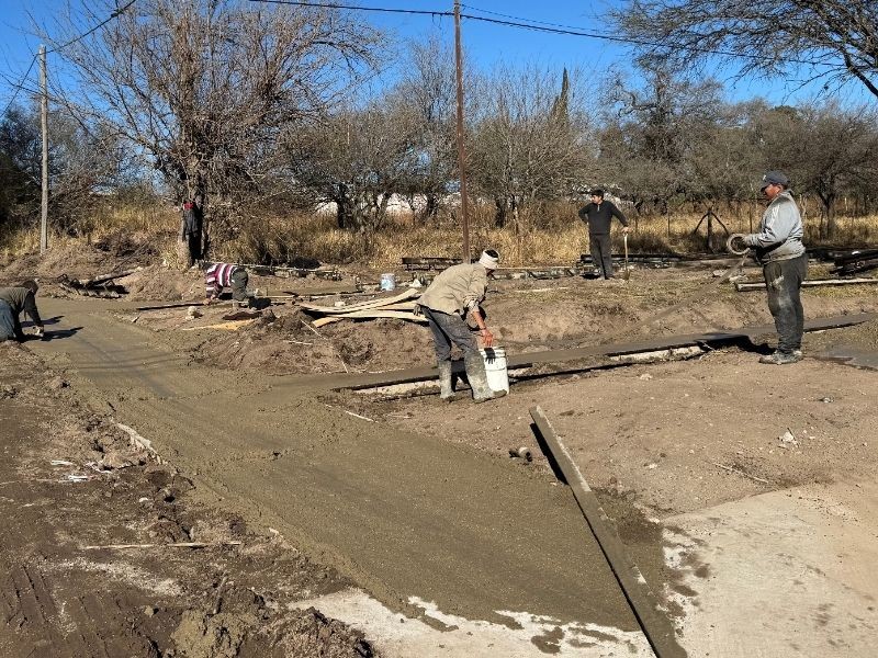 Comenzó la Construcción de 1.400 Metros de Cordón Cuneta en Boulevard La Loma