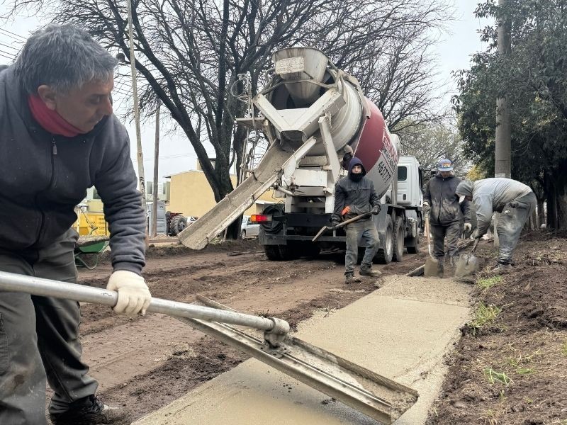 Avanza la obra de cordón cuneta en Boulevard La Loma
